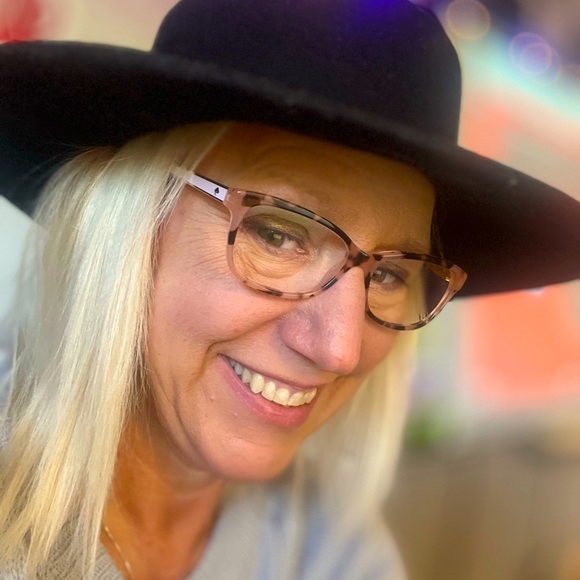 Meet your Posher, Adrienne - Picture 1 of 1